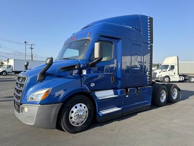 Freightliner Cascadia 116 Sleeper Semi Truck - Mid Roof Sleeper, Detroit 450HP, Automatic