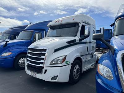 Freightliner Cascadia 116 Single Axle Sleeper Semi Truck - Mid Roof Sleeper, Detroit 470HP, Automatic