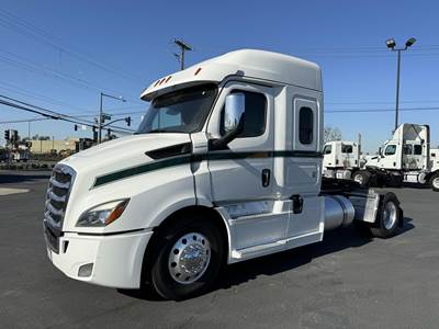Freightliner Cascadia 116 Single Axle Sleeper Semi Truck - Mid Roof Sleeper, Detroit 470HP, Automatic