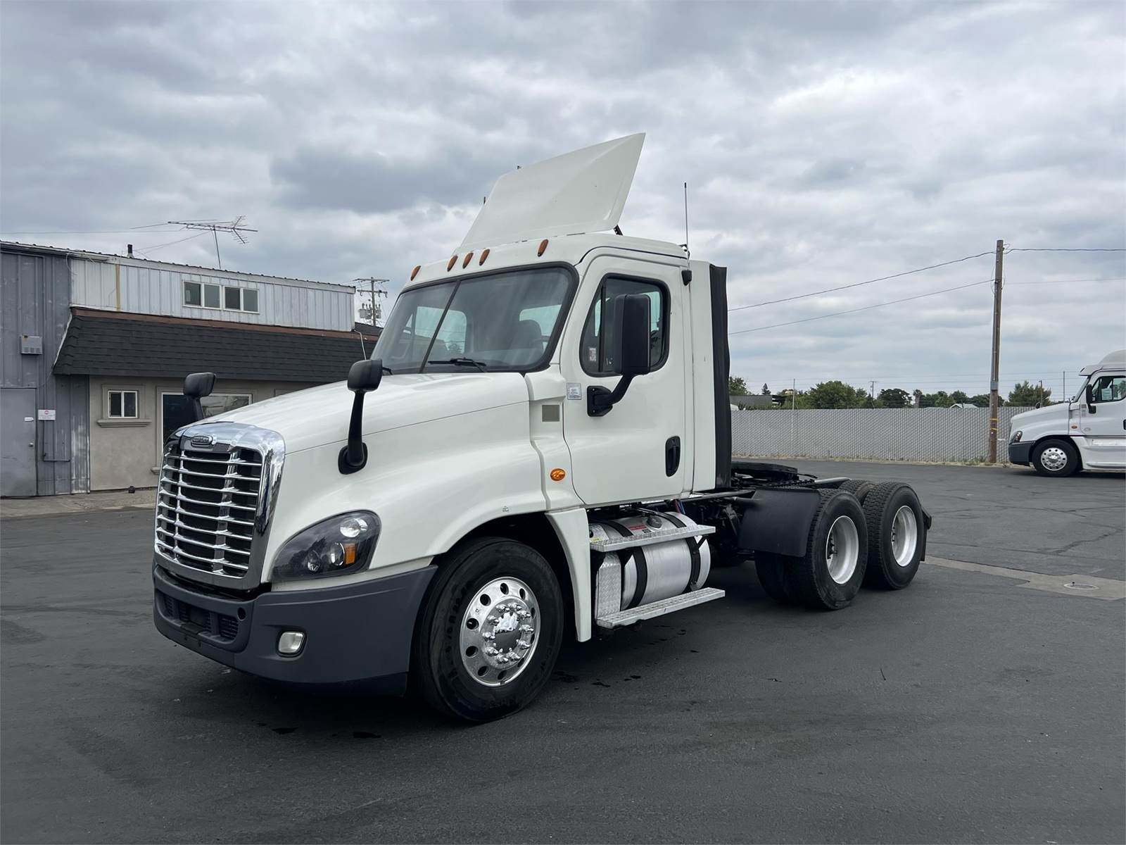 2017 Freightliner Cascadia 125 Sleeper Semi Truck Detroit 450HP, 10 Speed Manual For Sale
