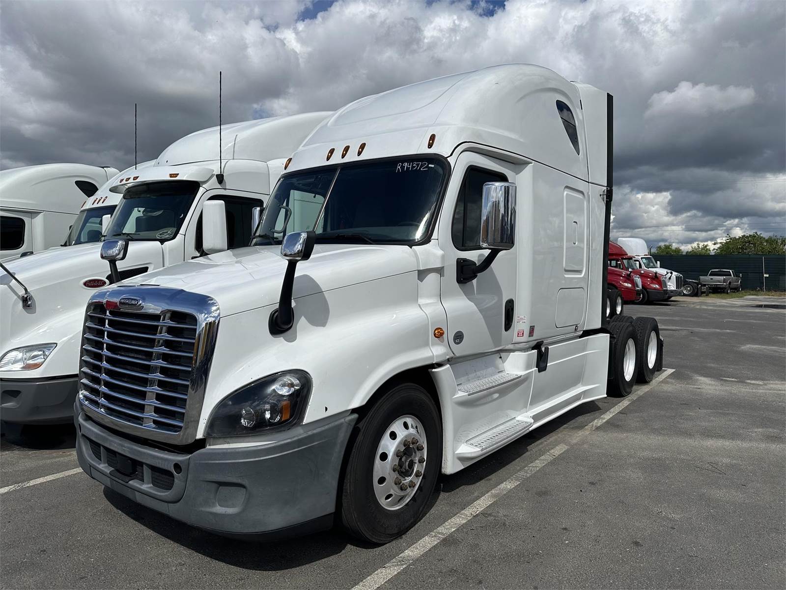 2019 Freightliner Cascadia 125 Sleeper Semi Truck 64" Raised Roof Sleeper, Detroit 450HP