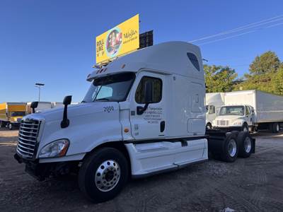 Freightliner Cascadia 125 Sleeper Semi Truck - Mid Roof Sleeper, Cummins 500HP, 10 Speed Manual