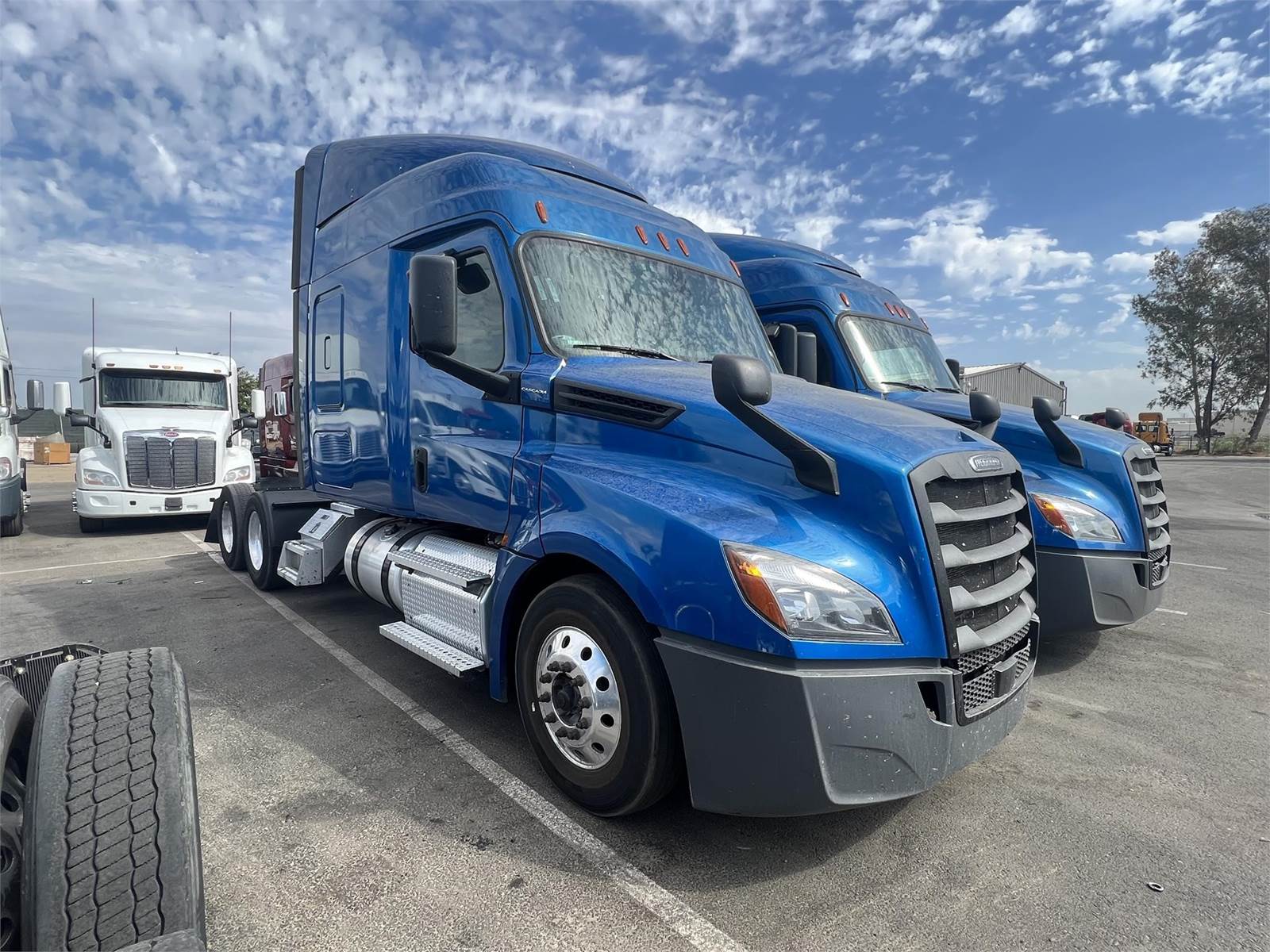 2020 Freightliner Cascadia 126 Sleeper Semi Truck 56" Mid Roof Sleeper, Detroit 450HP, 12