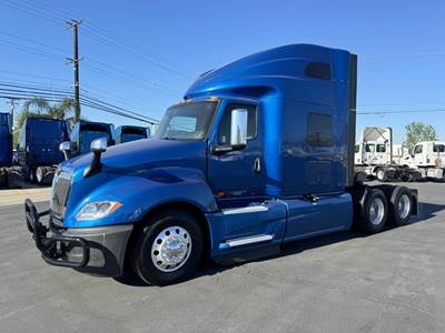 International LT Sleeper Semi Truck - Raised Roof Sleeper, Cummins 450HP, 11 Speed Endurant Automatic