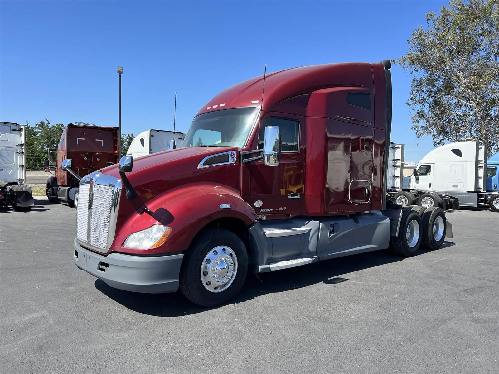 2018 Kenworth T680 Sleeper Semi Truck 70" Raised Roof Sleeper, Cummins 400HP, Automatic For