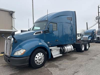 Kenworth T680 Sleeper Semi Truck - Raised Roof Sleeper, Paccar 455HP, Automatic