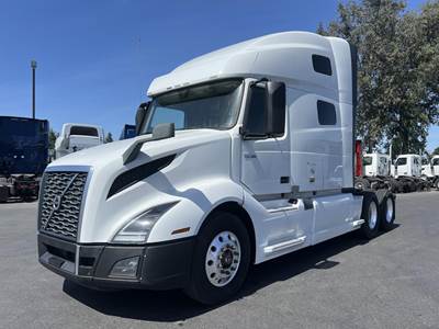 Volvo VNL62T760 Sleeper Semi Truck - Raised Roof Sleeper, D13 425HP, 12 Speed Automatic