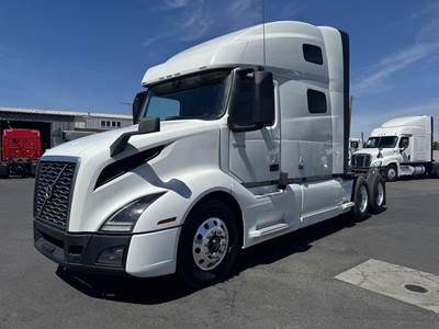 Volvo VNL62T760 Sleeper Semi Truck - Raised Roof Sleeper, D13 425HP, 12 Speed Automatic