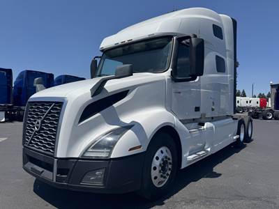 Volvo VNL62T760 Sleeper Semi Truck - Raised Roof Sleeper, D13 425HP, 12 Speed Automatic