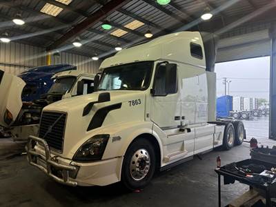 Volvo VNL64T670 Sleeper Semi Truck - Raised Roof Sleeper, D13 425HP, Automatic