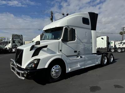 Volvo VNL64T670 Sleeper Semi Truck - Raised Roof Sleeper, D13 425HP, Automatic
