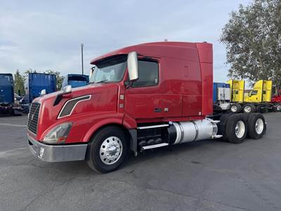 Volvo VNL64T670 Sleeper Semi Truck - 62" Mid Roof Sleeper, D13 475HP, Automatic