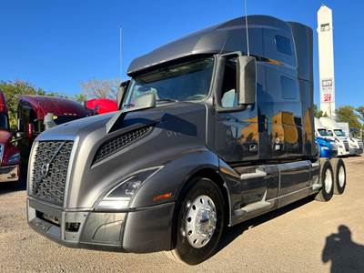 Volvo VNL64T760 Sleeper Semi Truck - 68" Raised Roof Sleeper, D13 425HP, 12 Speed Automatic