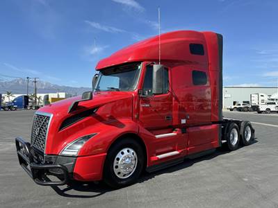 Volvo VNL64T760 Sleeper Semi Truck - Raised Roof Sleeper, D13 425HP, 12 Speed Autoshift Automatic