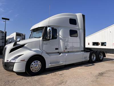 Volvo VNL64T860 Sleeper Semi Truck - Raised Roof Sleeper, D13 455HP, 12 Speed Amt