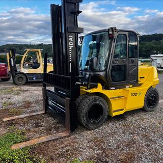 2017 Hyundai 70D-9 Pneumatic Tire Forklift - Fork Positioner, Enclosed cab with heat, 15,500 lbs, 157" lift height