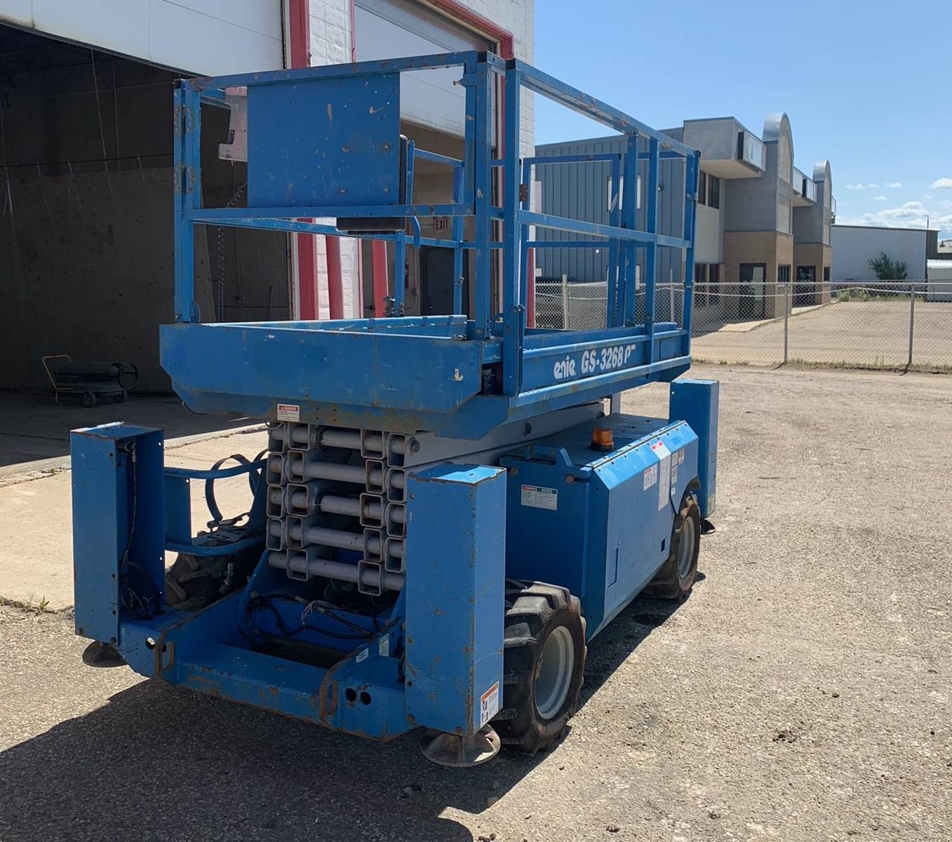 2001 Genie GS3268RT Scissor Lift Outriggers, Platform height 32