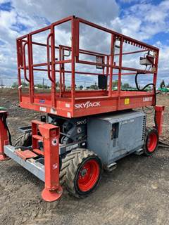 2015 Skyjack SJ6826RT Scissor Lift - 26' platform height, 32' working height, Outriggers