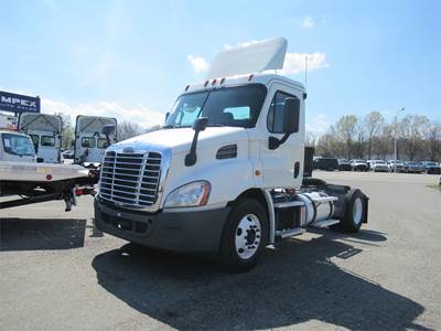 Freightliner Cascadia 113 Single Axle Cab & Chassis Truck - Detroit, 470HP, 10 Speed Manual