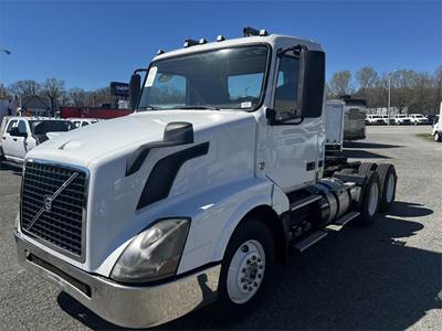 Volvo VNL64T300 Cab & Chassis Truck - 405HP