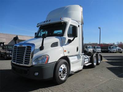 Freightliner Cascadia 113 Day Cab Truck - Cummins 400HP, 10 Speed Manual