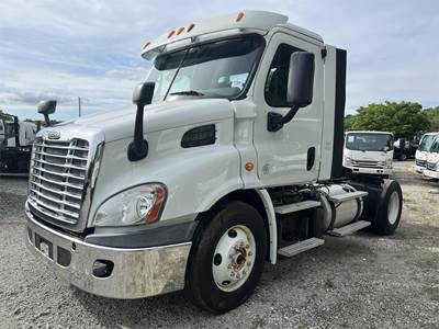 Freightliner Cascadia 113 Day Cab Truck - Cummins 400HP, 10 Speed Manual
