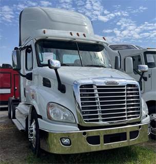 Freightliner Cascadia 113 Day Cab Truck - Cummins 400HP, Automatic
