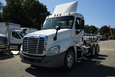 Freightliner Cascadia 125 Day Cab Truck - Detroit 455HP, 10 Speed Manual