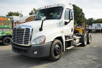 Freightliner Cascadia 125 Day Cab Truck - Detroit