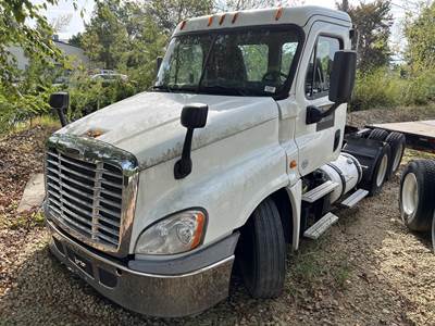 Freightliner Cascadia 125 Day Cab Truck - Detroit, 10 Speed Manual