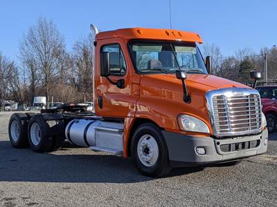 Freightliner Cascadia 125 Day Cab Truck - Detroit 450HP, 10 Speed Manual