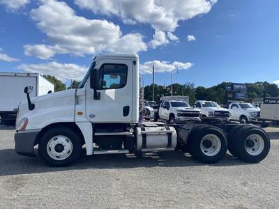 Freightliner Cascadia 125 Day Cab Truck - 10 Speed Manual