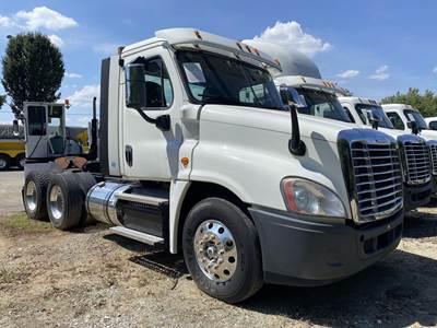Freightliner Cascadia 125 Day Cab Truck - Detroit 455HP, 10 Speed Manual