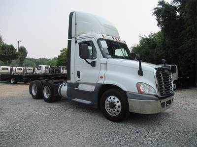 Freightliner Cascadia 125 Evolution Day Cab Truck - Detroit 455HP, 10 Speed Manual