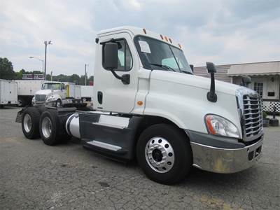 Freightliner Cascadia 125 Evolution Day Cab Truck - Detroit 455HP, 10 Speed Freedom Line Manual