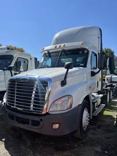 Freightliner Cascadia 125 Evolution Day Cab Truck - Detroit 455HP, 10 Speed Manual