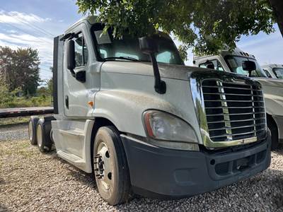 Freightliner Cascadia 125 Evolution Day Cab Truck - Detroit 455HP, 10 Speed Manual