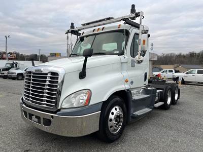 Freightliner Cascadia 125 Evolution Day Cab Truck - Detroit 455HP, 10 Speed Freedom Line Manual