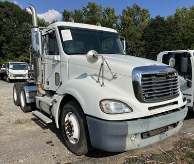 Freightliner Columbia 120 Day Cab Truck - 10 Speed Manual