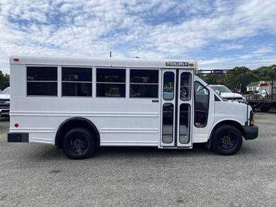 Chevrolet G3500 Box Truck - 4 Speed Automatic, Swing Door