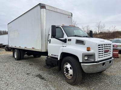 GMC TopKick C6500 26 ft Box Truck - 5 Speed Automatic, Roll up Door