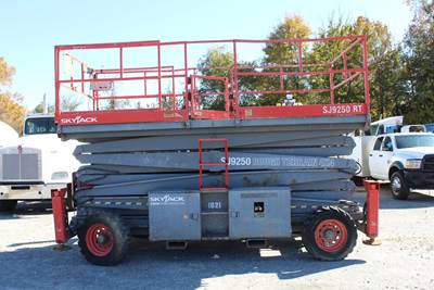 Skyjack SJ9250RT Scissor Lift - 56ft Working Height