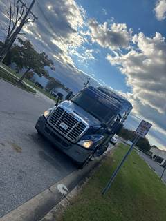 2016 Freightliner Cascadia Sleeper Semi Truck