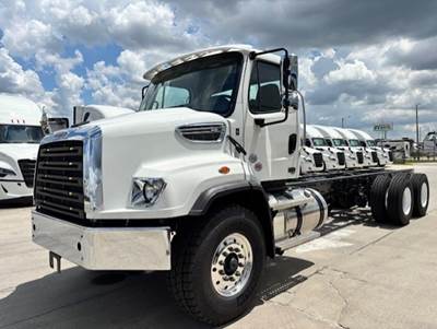 Freightliner 114SD Tandem Axle Cab & Chassis Truck - Detroit, 410HP