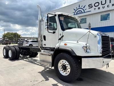 Freightliner 114SD Tandem Axle Cab & Chassis Truck - Detroit, 410HP