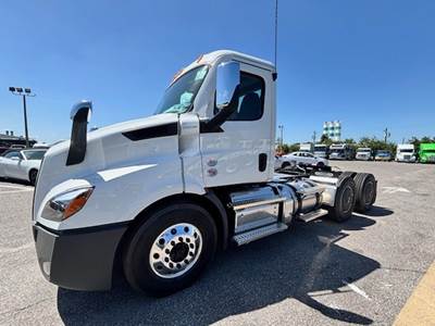 Freightliner Cascadia 116 Day Cab Truck - Detroit 450HP