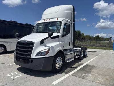 Freightliner Cascadia 116 Day Cab Truck - Detroit 455HP