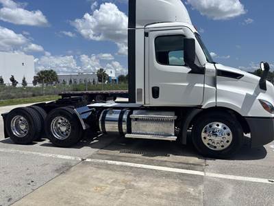 Freightliner Cascadia 116 Day Cab Truck - Detroit 455HP