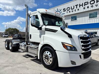Freightliner Cascadia 126 Day Cab Truck - Detroit 525HP