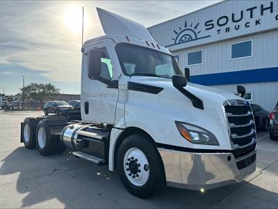 Freightliner Cascadia 126 Sleeper Semi Truck - Detroit 450HP